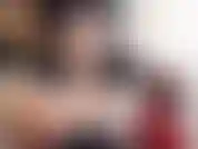 Oben-ohne-mama, die dir freude bereitet, dich so geil macht, dass du deine beine spreizst und stöhnst, fick meine männerfotze, fick mich, mama :).