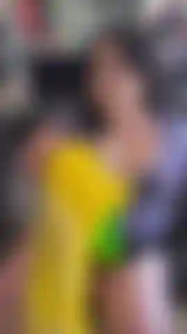 Einen großen bananenballon aufblasend.