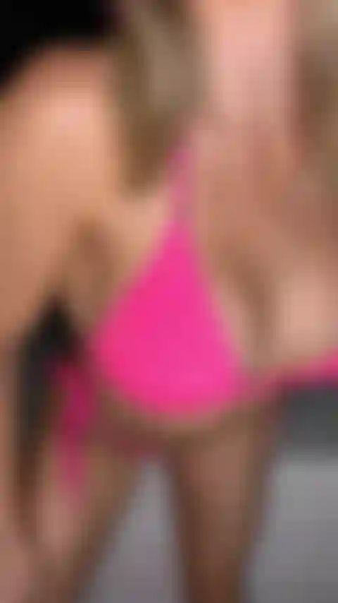 Ziehe den pinkfarbenen bikini aus.