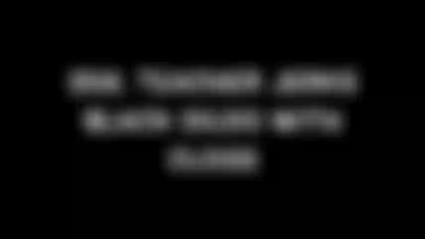 256. Lehrerin wichst schwarzen dildo mit clogs.