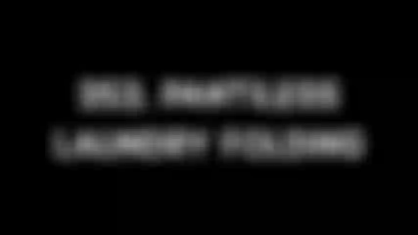 253. Wäsche faltend ohne höschen.