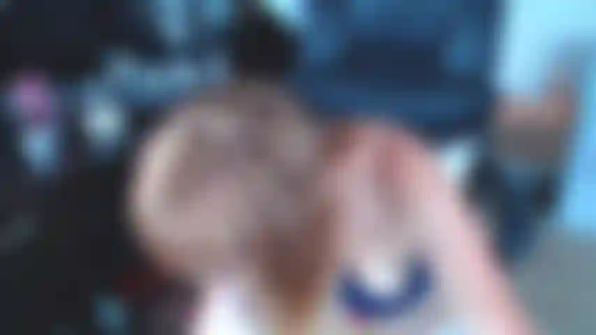 124. Fingerknallen in weißen strümpfen.