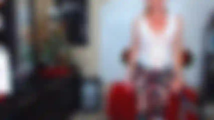 44. Nasses t-shirt, reiße kleider ab, öle, tanze nackt.