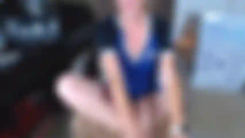 118. Eine puppe, die mit weißen lederkeds reitet.