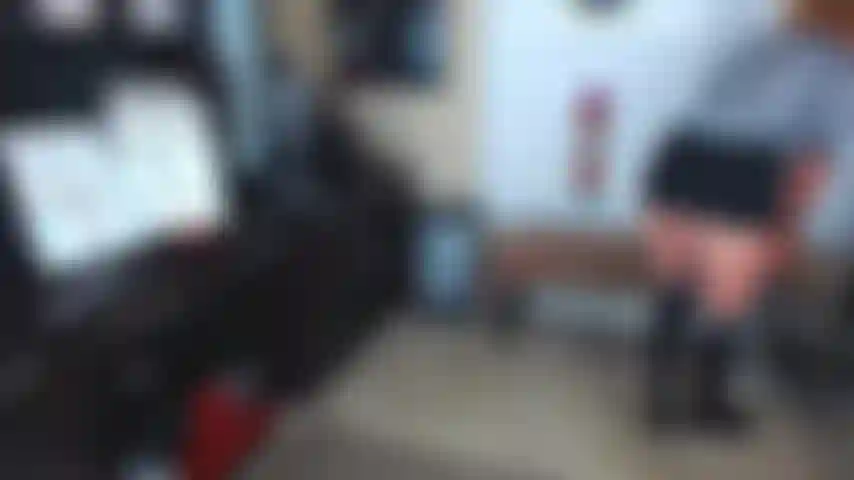 3. Nahaufnahmepuppe beim saugen und reiten (ohne show).