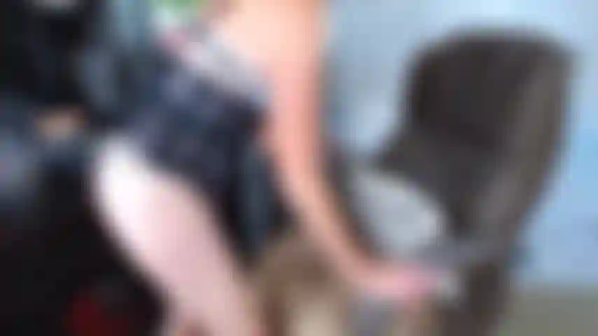 123. Die meinem chef mit ausgestreckten titten einen bläst.