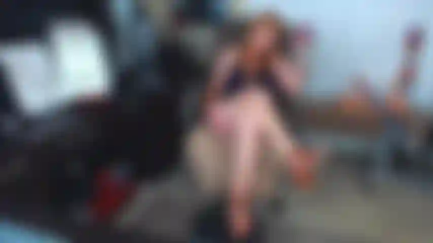 14. Ich necke dich mit meinen offenen zehensandalen und ficke dann diesen dildo mit meinen füßen für dich.