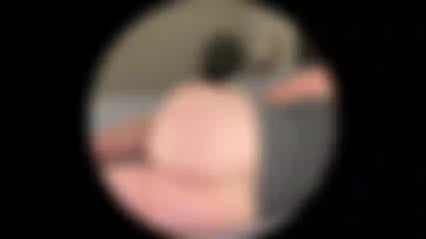 222. Riesin findet kleinen mann in arschspalte.