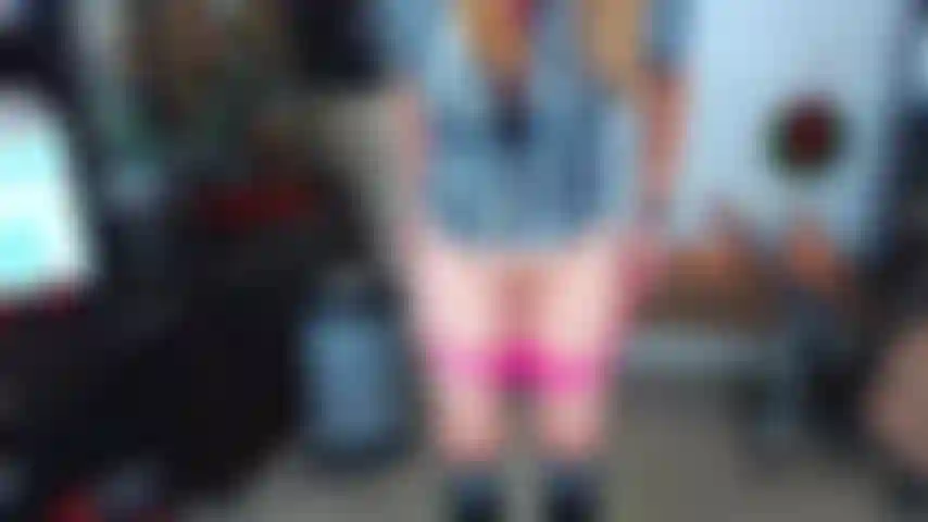 34. Modele und spiele in pinkfarbenen spitzen-strings, bis ich abspritze.