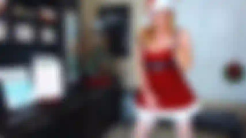 41. Frau claus macht einen sexy striptease, ölt alles ein und tanzt mit verschiedenen kamerawinkeln für dich.