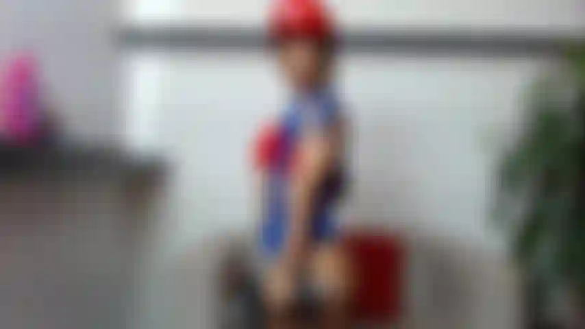 Trainiere den bizeps mit einer 10-kg-hantel.