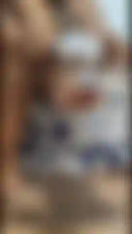 The most anticipated moment... Before training, I take my time putting on those tights you love so much. In this video, I let you watch up close how I slide each one over my skin,  Slowly caressing my feet, my ankles... all calmly, so you can enjoy every detail. Do you like watching me cover them? Or would you rather imagine them beneath the tight fabric? Perfect for those who They know that feet also train fantasies