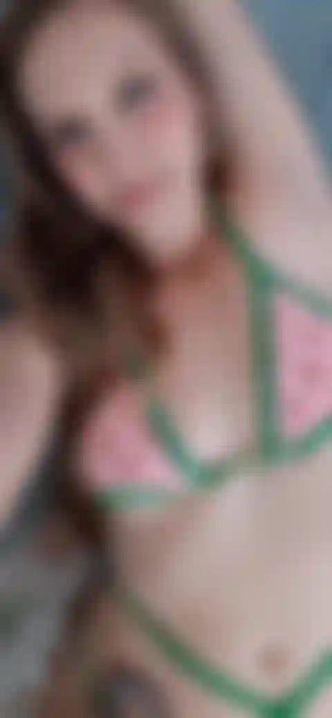 Ganzkörper necken in meinem bikini.