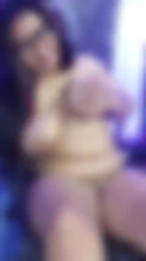 Völlig nackt, reibe meine titten und lasse meinen großen arsch wippen.