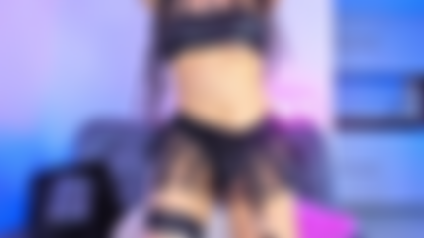 Ich liebe es zu tanzen und pussys zu ficken, bis sie nass sind. Außerdem mag ich mein sexy bad-girl-kostüm sehr.