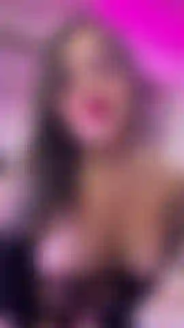 Ein heißes kleines mädchen masturbiert und zeigt ihre großen titten.