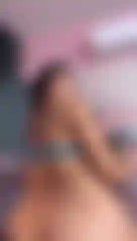 Komm und steck deinen schwanz in meinen arsch und peitsche ihn aus. Ich möchte, dass du mich so fickst, wie du mich ficken möchtest.