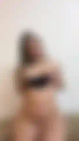 Ich spiele mit meinen fingern an meiner muschi, es ist aufregend, an dich zu denken und es zu tun.