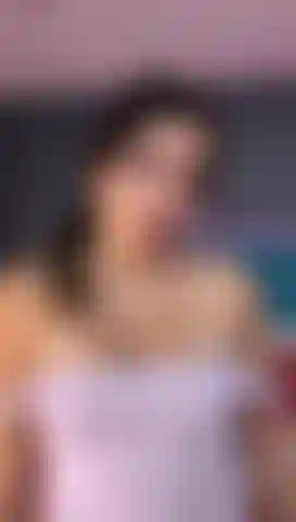 Lass deinen schwanz spaß an meinen großen titten und meinem mund haben.