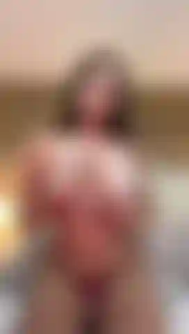 „ Traust du dich, näher zu kommen und jeden zentimeter von mir zu erkunden, spürst du das verlangen und lässt dich von der leidenschaft mitreißen? Ich bin hier und warte darauf, dir freude zu bereiten.“ Komm und fick mich, bitte.