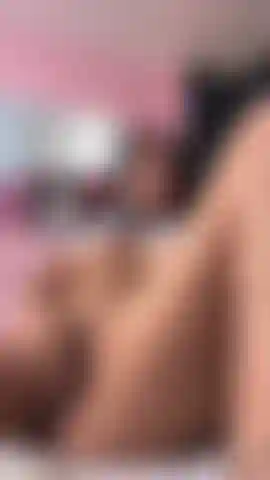 Nur mit meinem höschen, mit meinen händen, die jede kurve meines körpers erkunden und meine brüste streicheln, während mein blick dich einlädt, dich in mir zu verlieren ... Sinnlich, zärtlich und geil, eine kombination, die dafür sorgen wird, dass du dich noch mehr nach mir sehnst, als du es ohnehin schon tust.