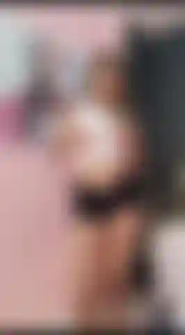 Schau, wie ich mich ausziehe und mich berühre, mich auf dir lastend. Die wahrheit ist, dass ich es genieße, dich zu provozieren und deinen schwanz allein durch meinen anblick zum anhalten zu bringen.