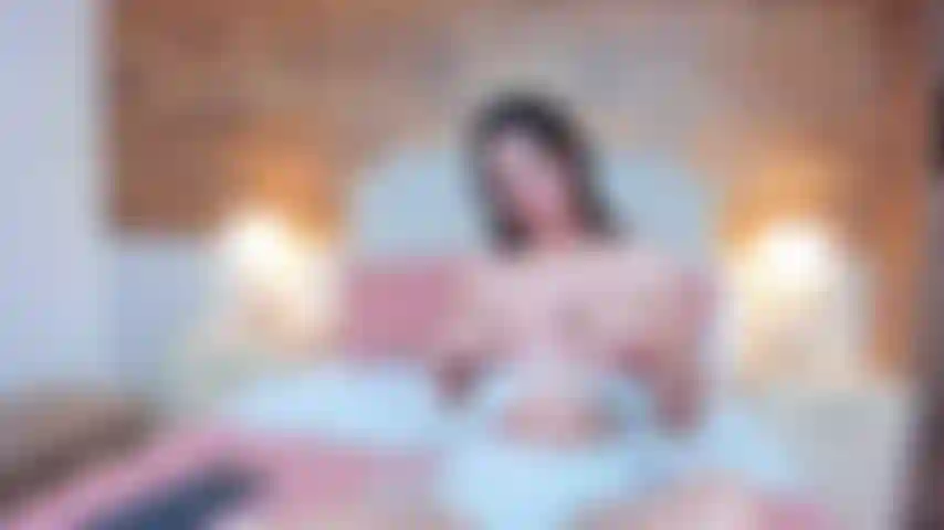 Mein lächeln könnte dich auf tausend arten anziehen, damit du es durch meine haut spüren und deine wünsche in mir tragen kannst, um uns die frechsten fantasien verwirklichen zu lassen.