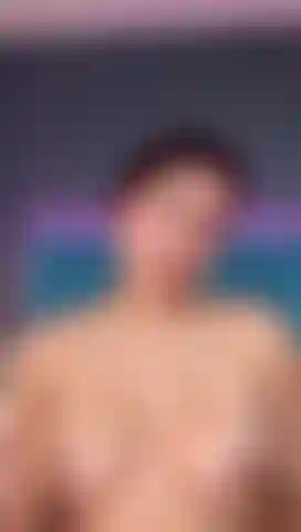 Genieße ein schönes spiel mit öl auf meinen großen titten, du wirst es lieben.