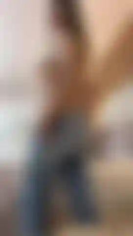 Ich weiß, dass du es liebst, meine spektakuläre figur zu sehen und mir den hintern versohlen zu lassen.