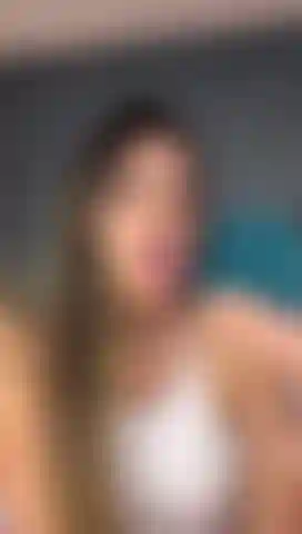 Lass deinen schwanz vor lust in meinem mund und auf meinen titten pochen.