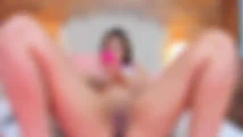 Meine muschi ist so nass, dass es nicht viel mühe kostet, deinen schwanz hineinzubekommen, liebling, komm und fick mich hart.