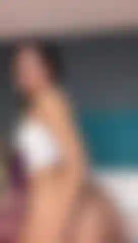 Mein arsch hüpft und meine muschi ist für dich sichtbar.