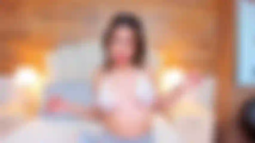 Ich spiele mit meinen titten und ich spiele mit meinen fingern in meiner muschi, meine üppigkeit ist aktiv.