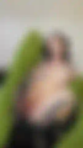 Spritzen immer und immer und immer wieder auf einem dildo in mehreren verschiedenen winkeln, während ich süße grüne oberschenkelhohe socken trage. So viele spritzer!