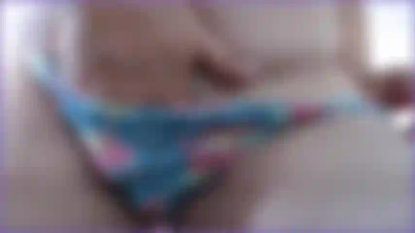 Nahaufnahme von mir, wie ich unter höschen spiele und dich necke, dann schiebe ich sie ein wenig nach unten und necke dich mit meiner haarigen fotze, die meinen oberen busch und meine muschi zeigt, während ich ihnen ein heißes video für die liebhaber haariger muschis vorspiele.