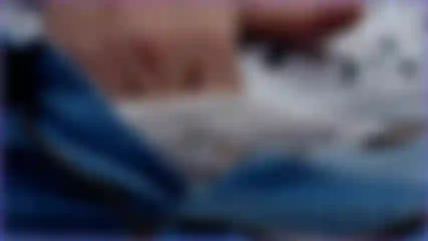 Kleine neckerei unter dem höschen.