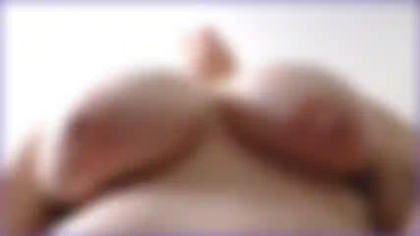 Schüttle und hüpfe mit meinen großen natürlichen hängetitten in deinem gesicht und sieh, wie heiß es ist, zuzusehen, wie sie für deinen harten schwanz hüpfen und zittern.