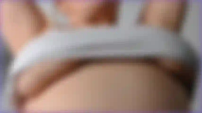 Sehen sie, wie meine reifen schlaffen titten natürlich hängen, ein sehr heißes video für liebhaber natürlicher titten. Ich zeige sie in der vorder- und seitenansicht, wobei ich sie auch ein wenig ohrfeige und hüpfe. Heißes video mit hängenden titten.