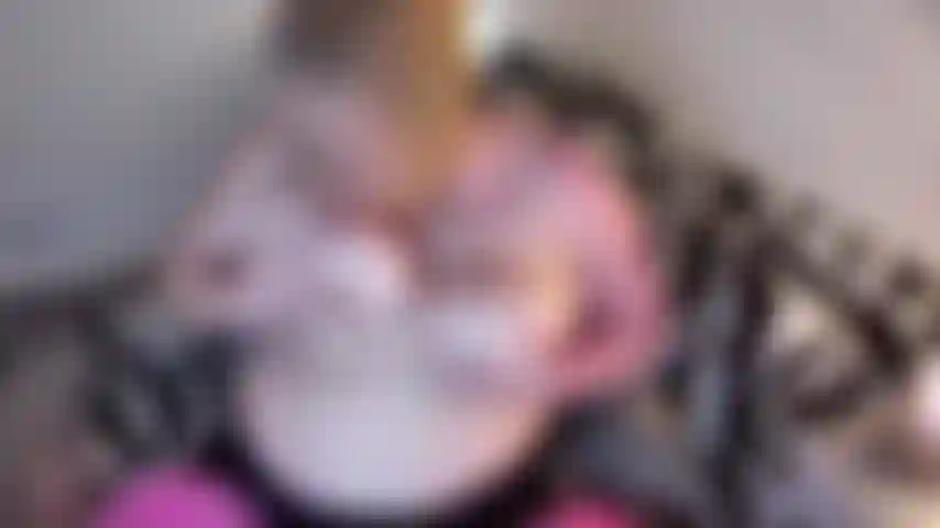 188. Ich spiele mit meinen milf-titten, trage meine nylonmaske und bettele darum, dass du mir deine ladung über mein bestrumpftes gesicht sprühst – heißes schmutziges dirty talk und ein tolles video für nylon-fetischisten.