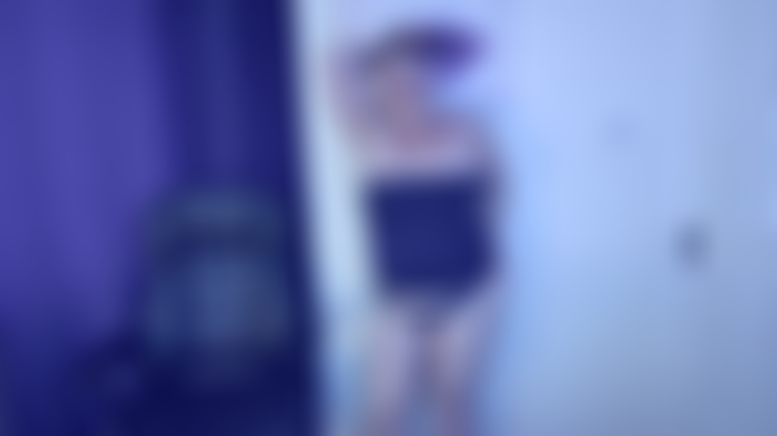 Eine heiße kleine teaserin, ich zeige dir meinen körper und necke dich mit meinem kurvigen körper, meinen beinen, meinem arsch und meiner muschi. Willst du diese milf jetzt ficken?