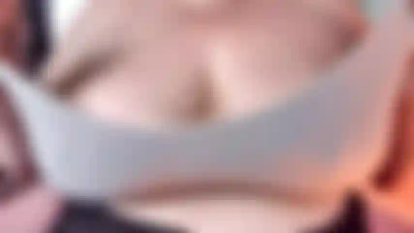 Diese riesigen natürlichen titten hüpfen in meinem bh und ich rede schmutzig, während ich dich mit viel tittenspiel, spucken und necken necke, während ich dich ermutige, überall auf ihnen abzuspritzen. Heißes video für busenliebhaber. Komm für diese schmutzig redenden riesigen titten reifer milfs.