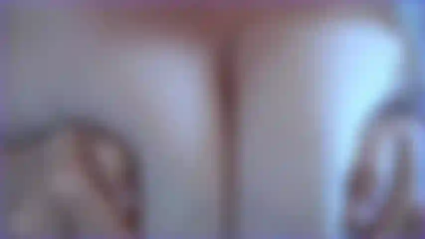 Ich necke dich und zeige dir mein riesiges dekolleté, damit dein schwanz schön hart wird und bereit ist, zwischen diesen ganz natürlichen milf-titten hindurchzugleiten.