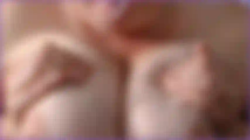 Eine geile hausfrau, die deinen schwanz zwischen ihre großen, reifen, natürlichen milf-titten nimmt und deinen harten schwanz fickt, indem sie sie zwischen die massiven titten drückt und deinen schwanz hinunterspuckt, damit er durch das dekolleté gleitet.