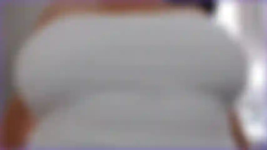 Schau mir zu, wie ich diese riesigen, schlaffen milf-titten aus meinem shirt schüttle und schmutzig mit dir rede, während ich dir meine riesigen, geäderten titten zeige.