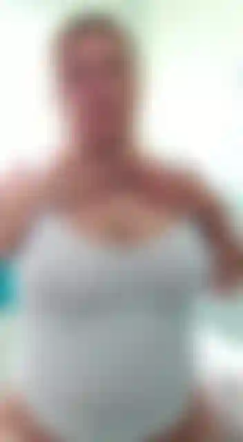 Eine geile milf-hausfrau, die möchte, dass du deinen schwanz streichelst, während du mir dabei zusiehst, wie ich meine massiven milf-titten in der wanne einweiche und sie durch ein weißes tanktop klatschnass mache, damit du meine harten nippel sehen kannst.