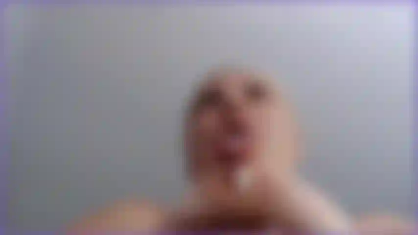 Spucke über meine riesigen natürlichen titten. Wie ich überall spucke und meine riesigen natürlichen titten mit spucke tränke. Warum bedeckst du sie nicht mit deinem sperma? Sieh zu, wie die spucke über meine titten und brustwarzen tropft.