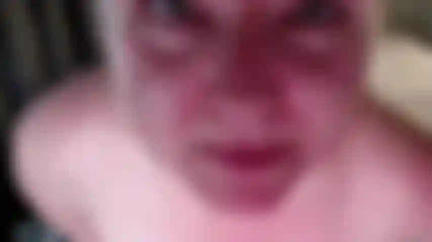 Spucke auf meine titten und deinen schwanz, während ich den schwanz tief in mich aufnehme und ihn schön feucht mache. Dann zeige ich mein enges arschloch aus der nähe und in pov, wie du mich von hinten fickst.