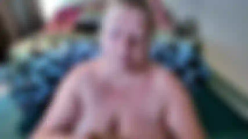 Lass mich dir nylonstrumpfhosen über deinen harten schwanz ziehen und ihn mit dem material an deinem schwanz lutschen. Spüre, wie mein mund an deinem mit nylon bedeckten schwanz saugt und ihn mit den titten fickt. Spüre, wie weich das material an deinem harten, pochenden schwanz ist, und rede dabei schmutzig.