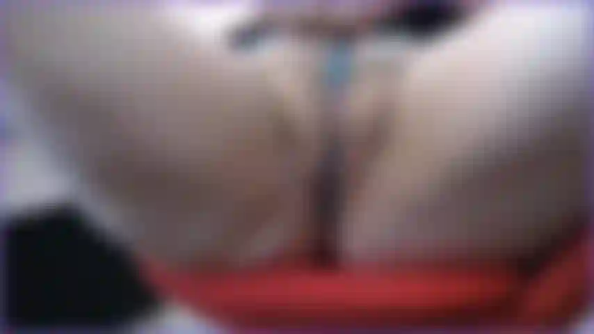 In diesem video sehen sie, wie ich meine muschi für sie spreize und mein höschen für einen moment in meine fotze schiebe, um sie mit meinem muschisaft nass zu machen. Nahaufnahmen meiner gespreizten muschi in diesem video.