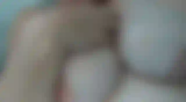 Die meine riesigen natürlichen titten in der wanne einseift und einschäumt. Ich seife meine riesigen natürlichen penisse ein und schäume sie ein, damit sie schön glitschig werden, damit dein harter, pochender schwanz zwischen ihnen gleiten kann.